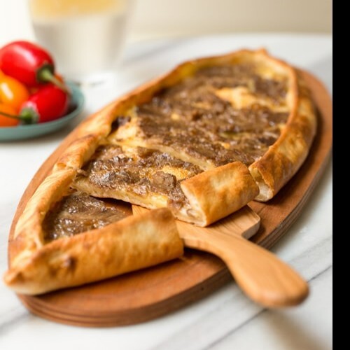 Kavurmalı ve Trabzon Peynirli Pide