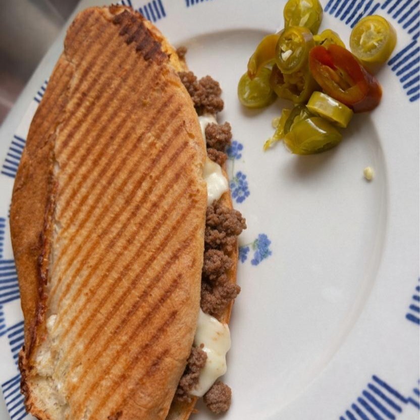 Kavurmalı kaşarlı Tost