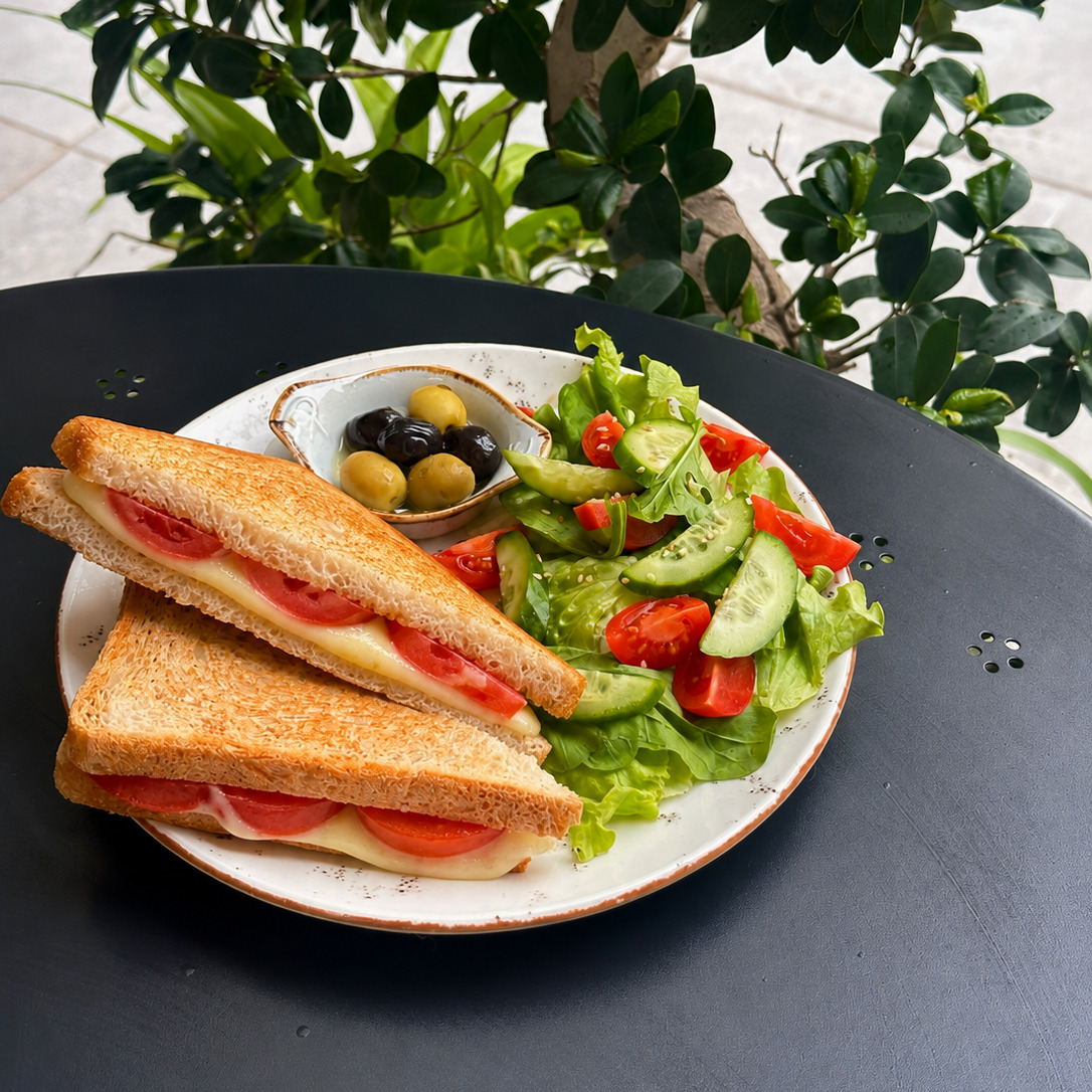 Ekşi Mayalı Domatesli Kaşarlı Tost