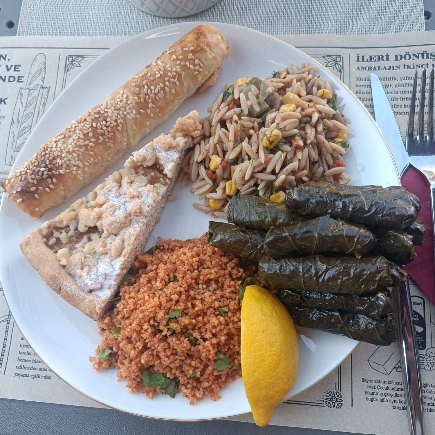 Gün Tabağı (kısır - börek-sarma-şehriye salatası-günün tatlısı)