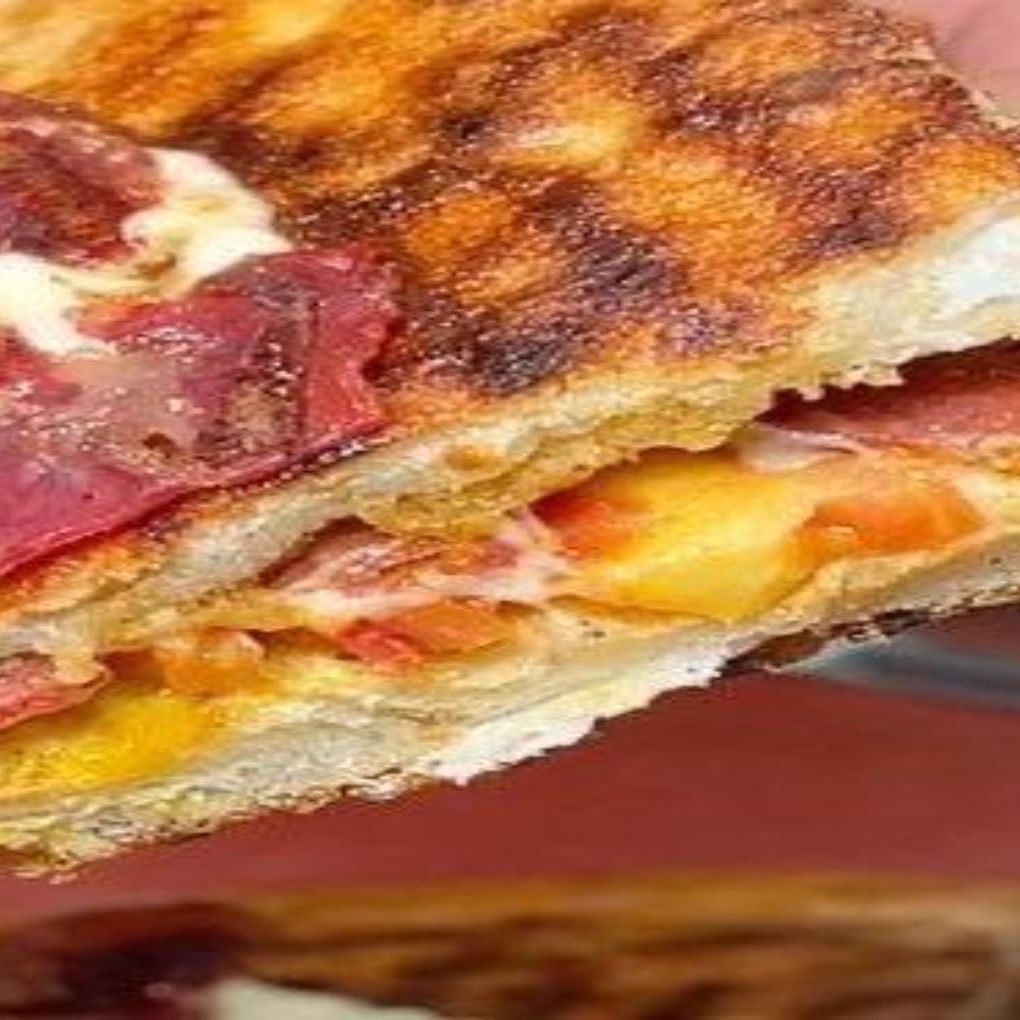 Yarım Ekmek Arası Yumurtalı Bomba Tost