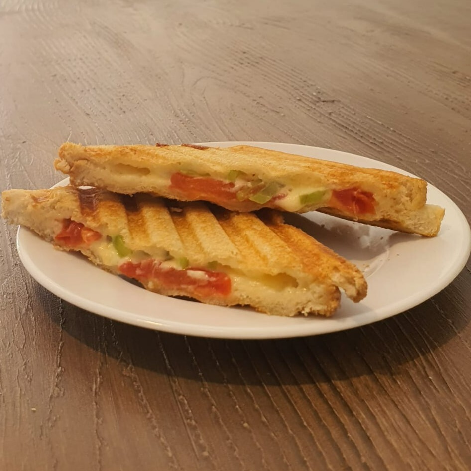 Tost (Kaşar + Domates + Yeşil Biber)