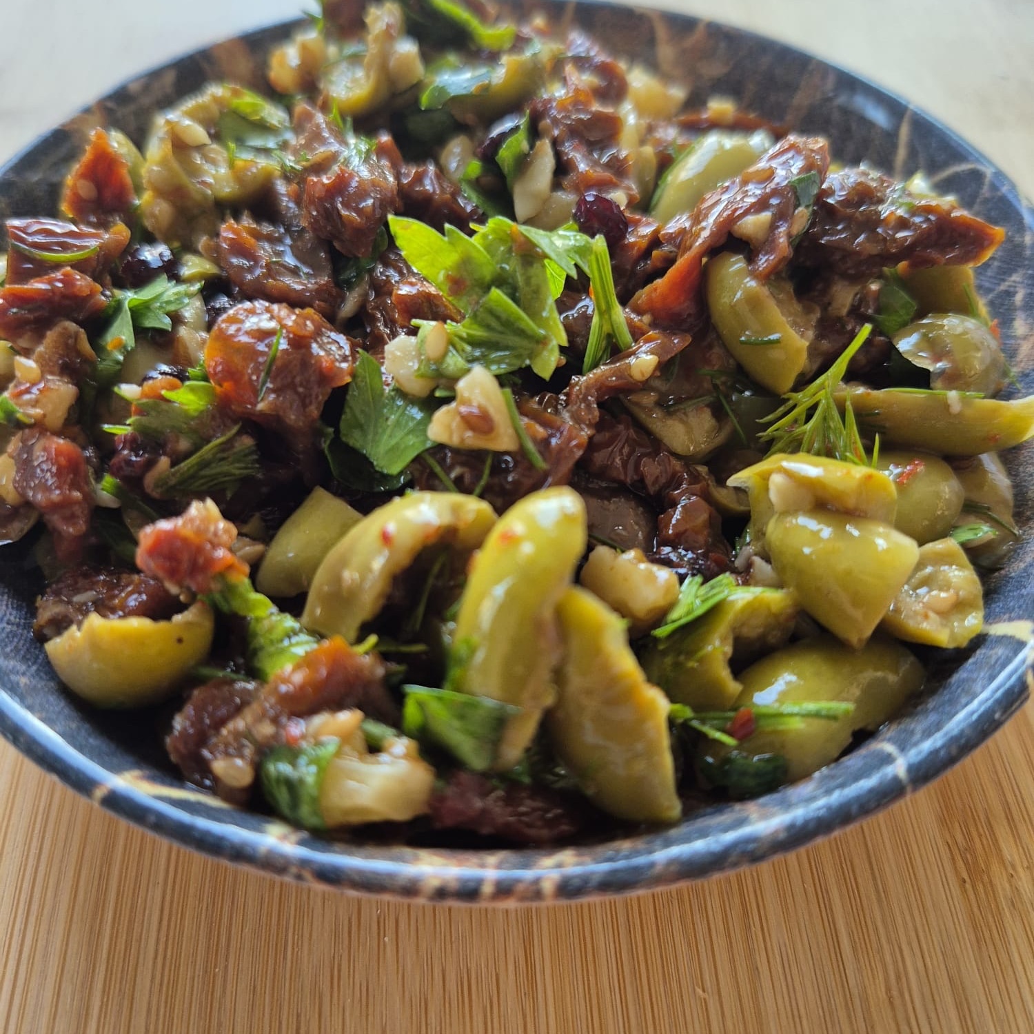 Kuru Domatesli Zeytin Salatası