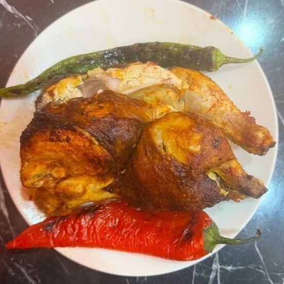 Yarım Tavuk 400 gr. -Pilav 150 gr. -Közlenmiş Biber-Lavaş 125 gr.