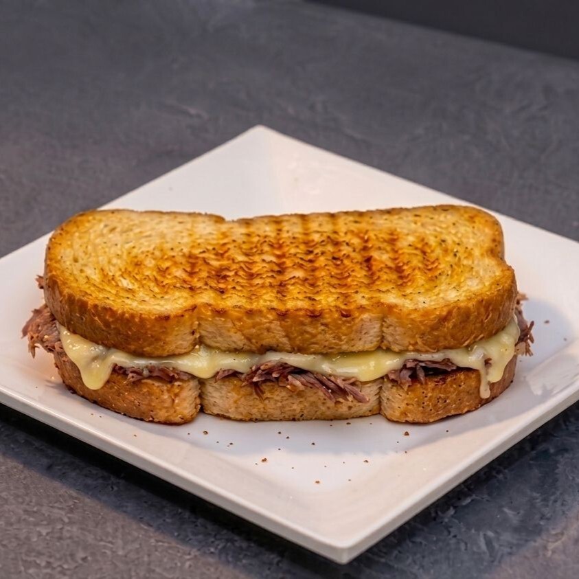 Tost Ekmeğine Kavurmalı Kaşarlı Tost