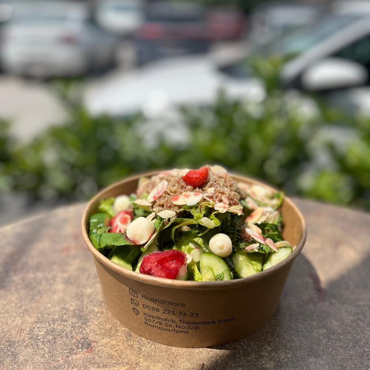 Çilekli Roka Salatası