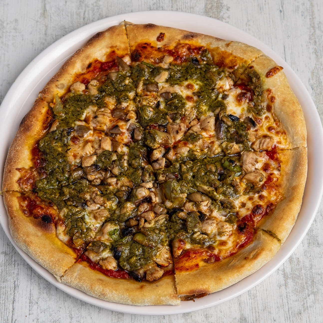 Pesto Soslu Tavuklu Pizza