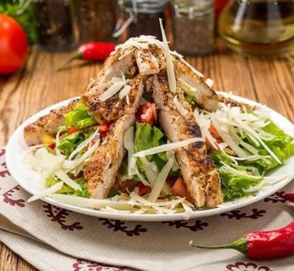 Tavuklu Sezar Salatası