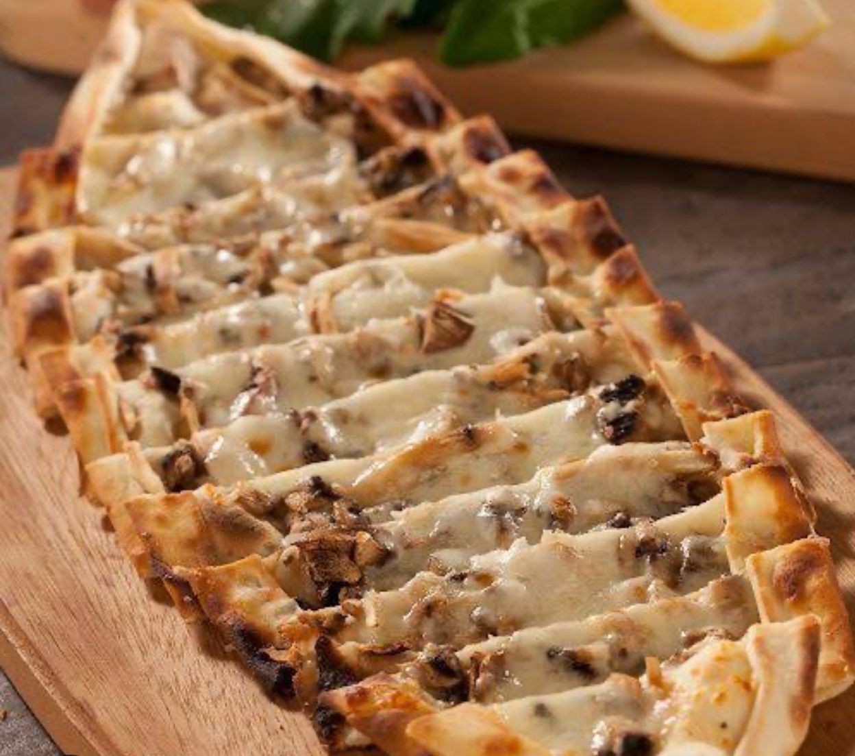 Kavurmalı Kaşarlı Pide