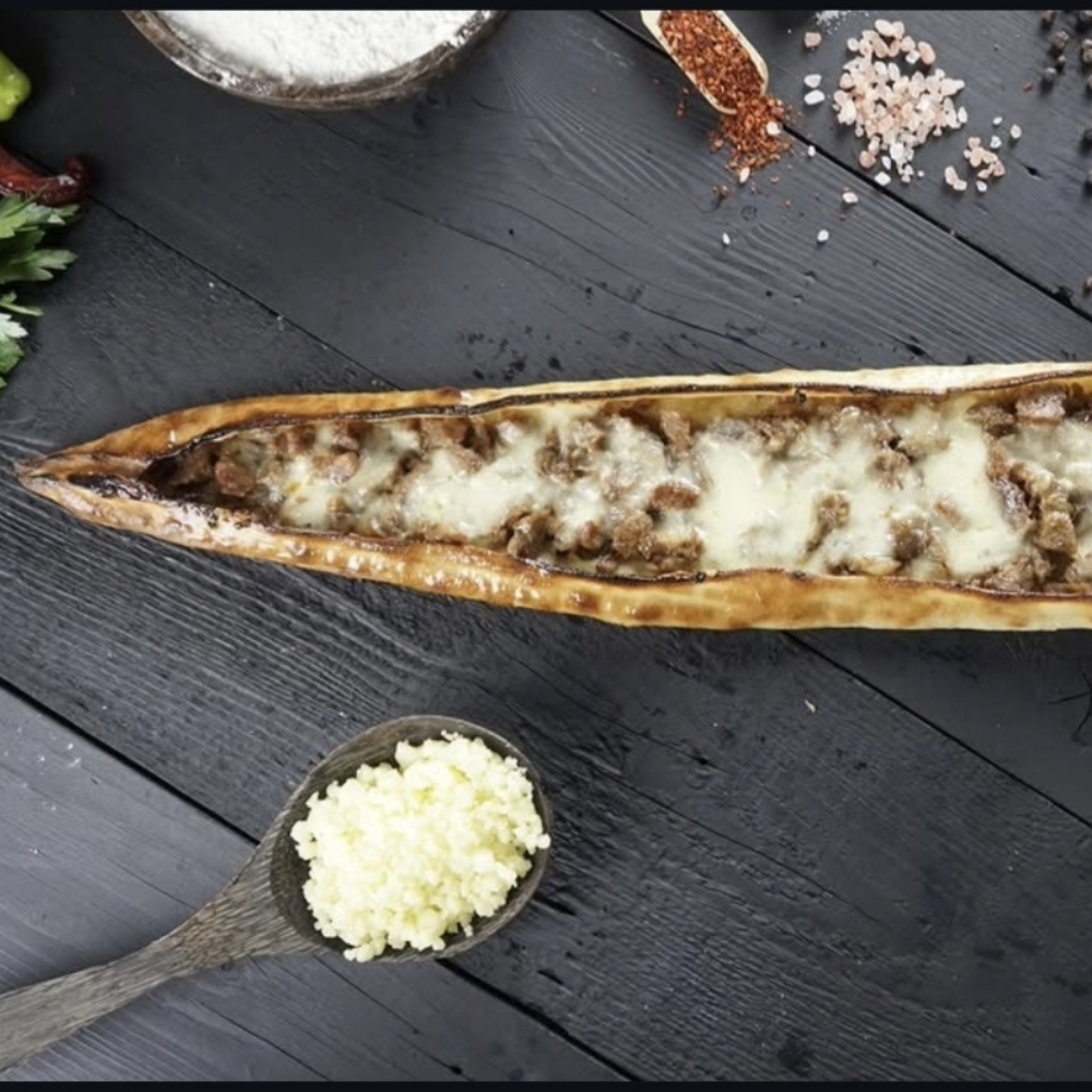 Kavurmalı Kaşarlı Karadeniz Pidesi