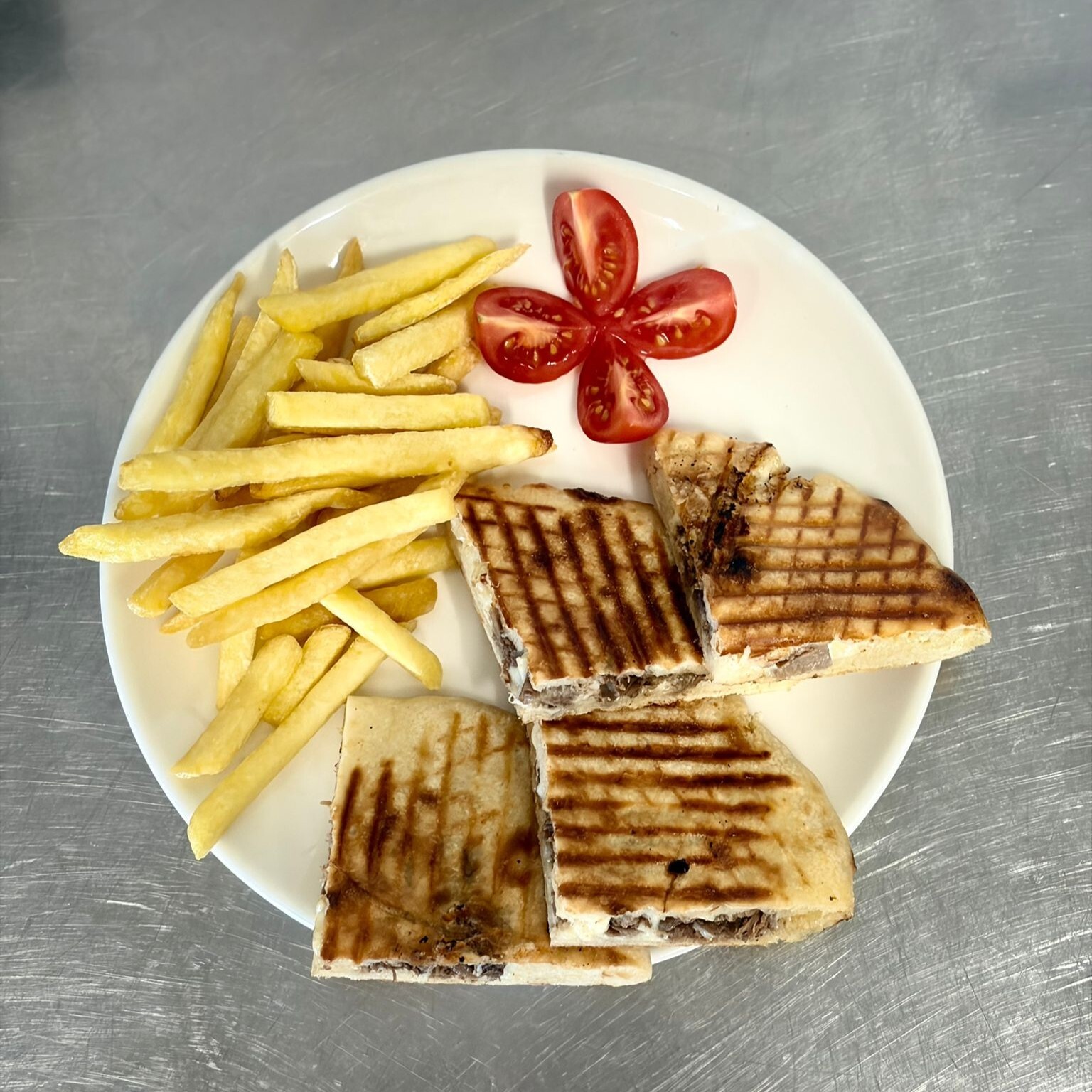 Kavurmalı Eritme Peynirli Tost