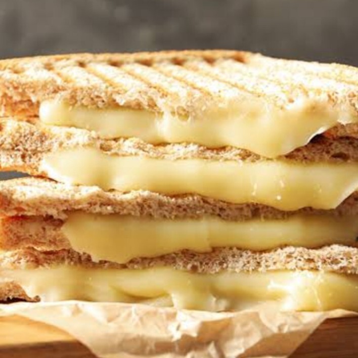 Yarım ekmek kaşarlı tost