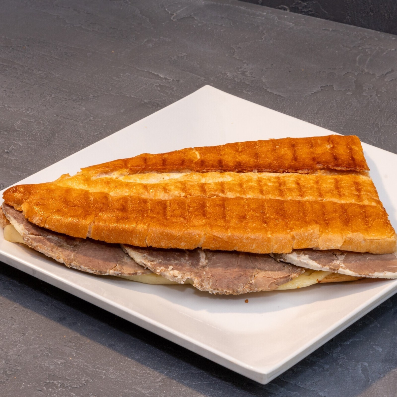Yarım Ekmek Arası Kavurmalı Tost