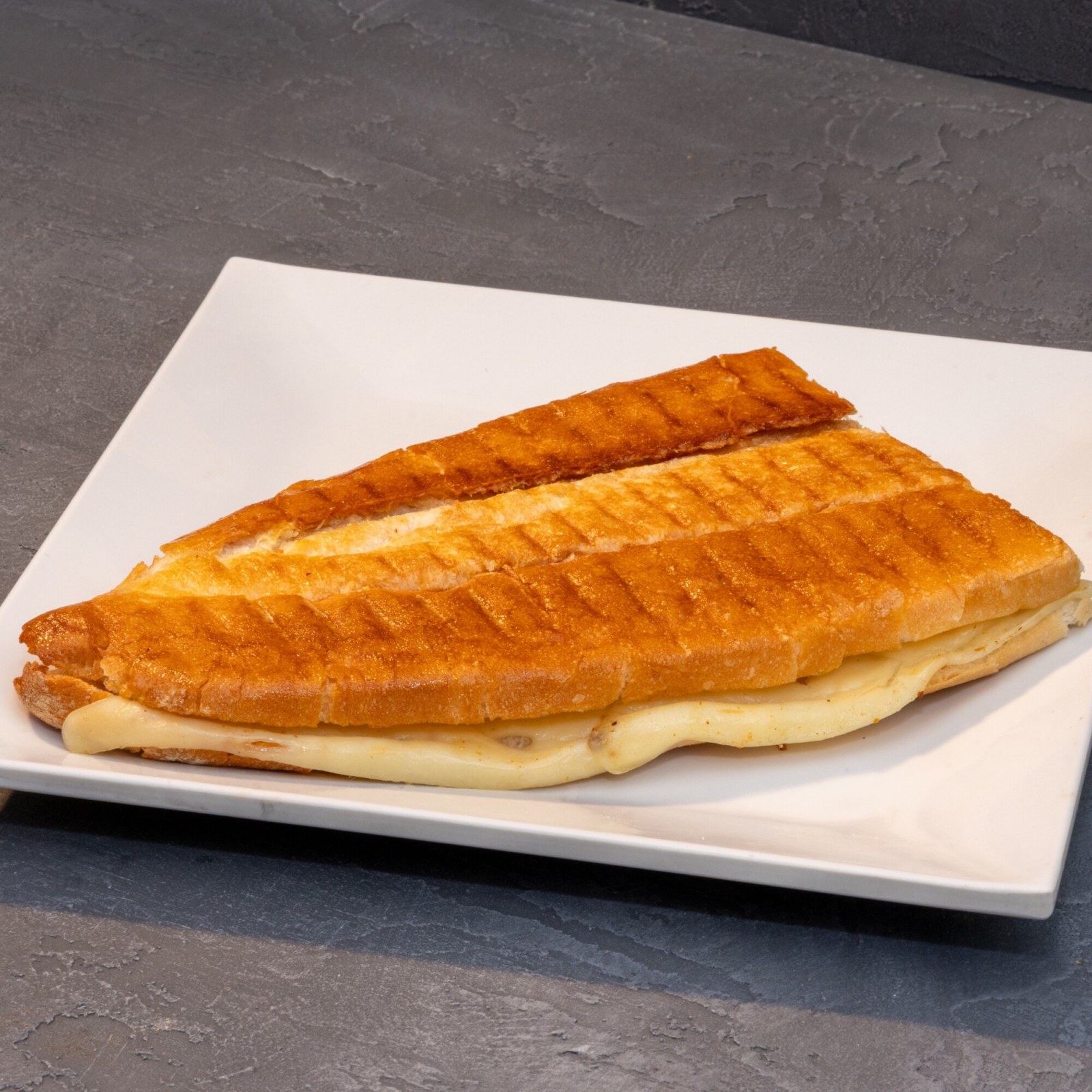 Yarım Ekmek Arası Kaşarlı Tost