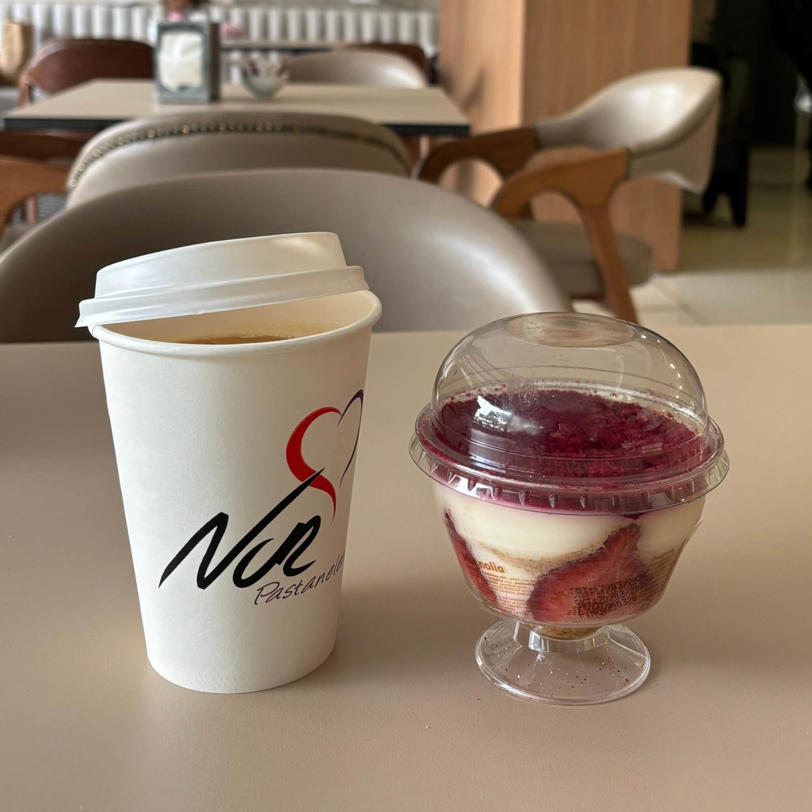 Latte, Macchiato veya Flat White Kahve ve Çilekli Magnolya