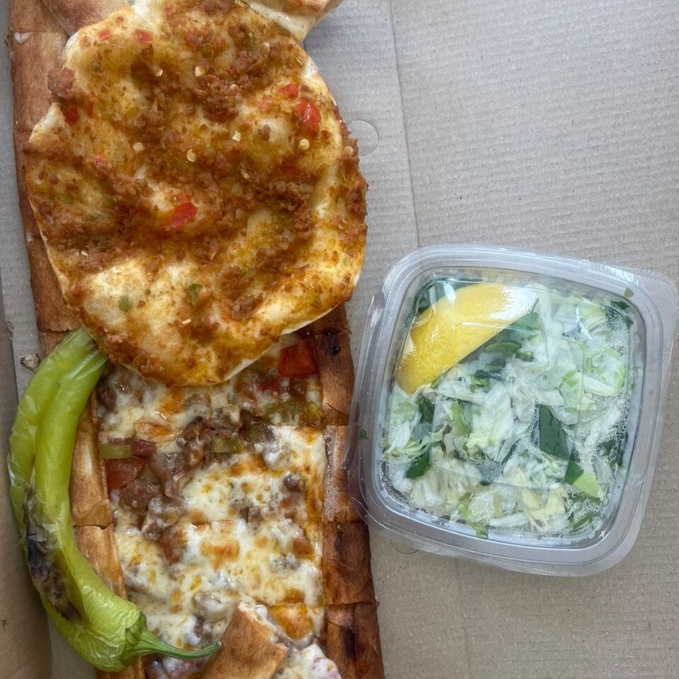 Karışık Pide kıyma kaşar sucuk