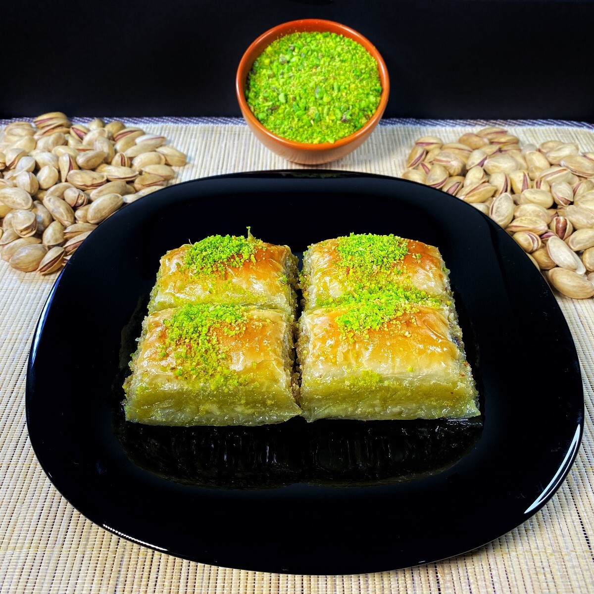 Kare Fıstıklı Baklava (Kg) + 100 gr Dondurma