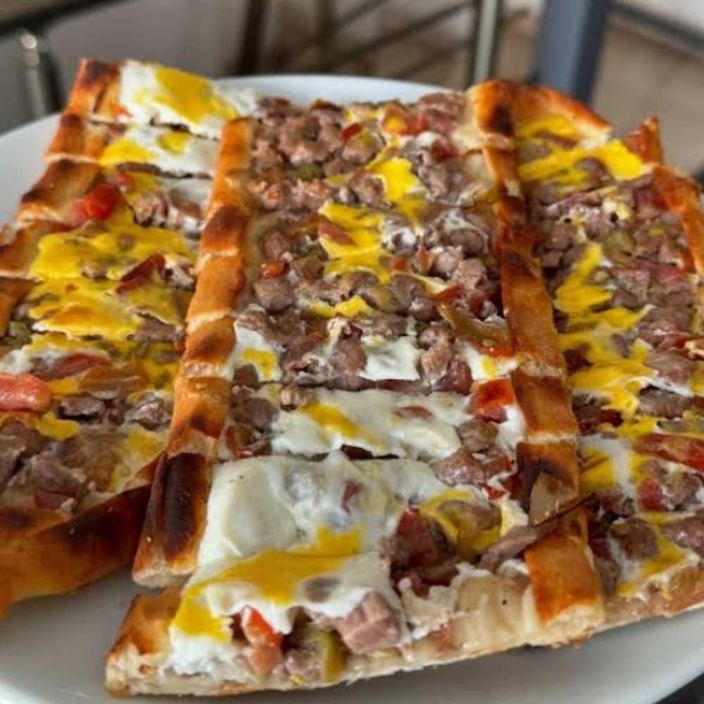 Kuşbaşlı Yumurtalı Pide