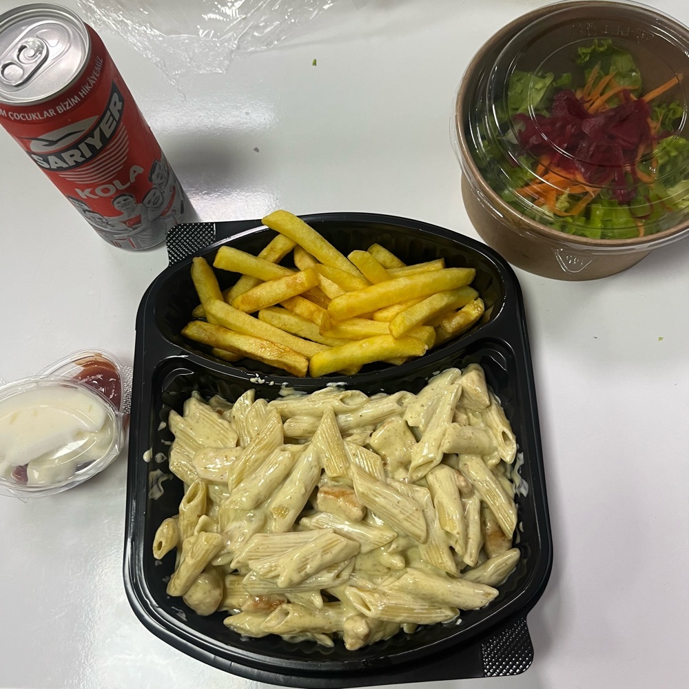 Pesto Soslu Makarna Menü