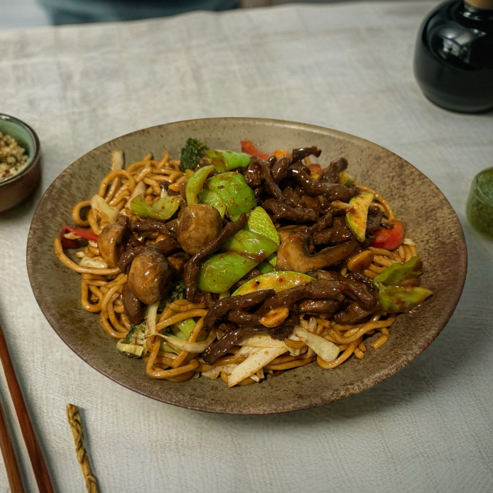 Sebzeli Noodle Üstü Acılı Mantarlı Dana Eti