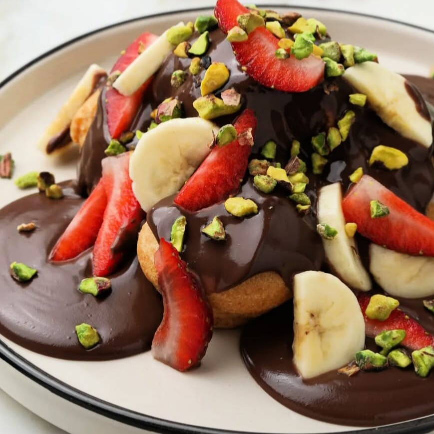 Çilek Muz ve Antep Fıstıklı Profiterol