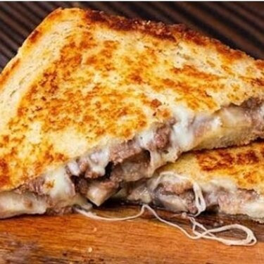 Kavurmalı Kaşarlı Tost