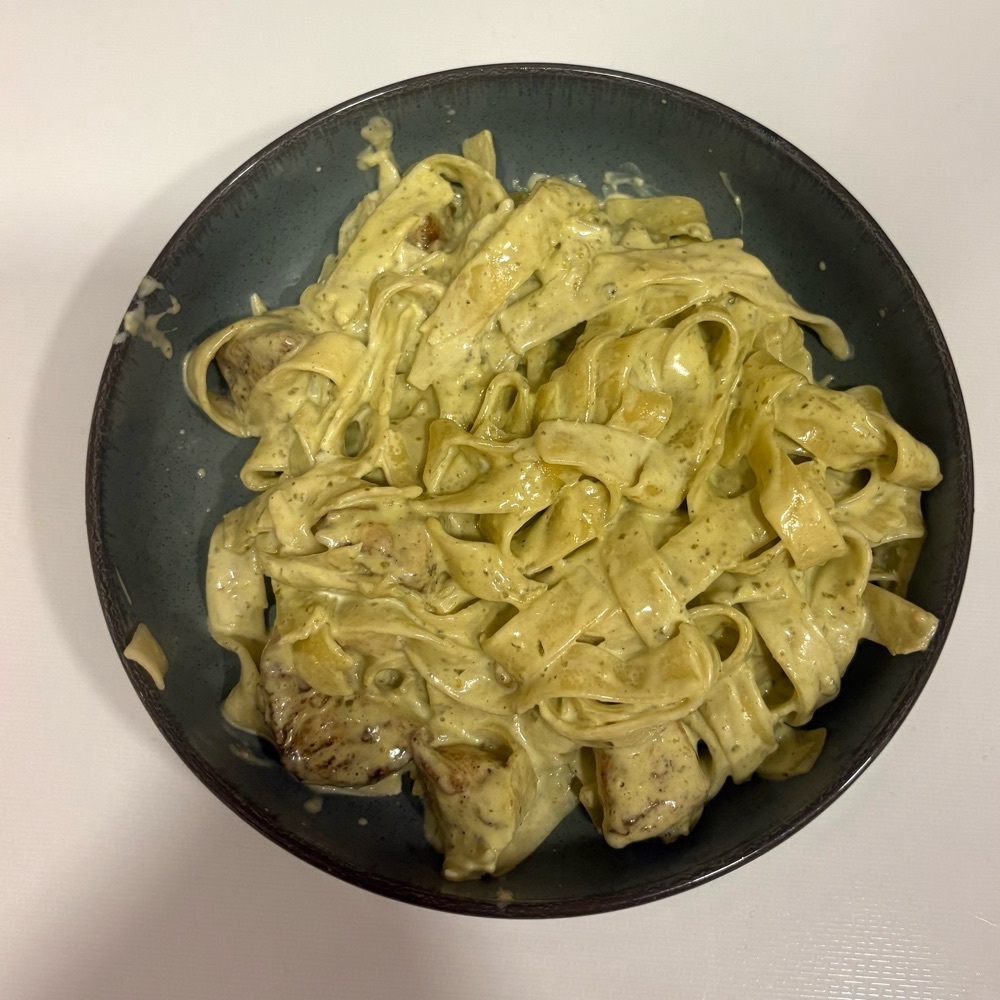 Pesto Soslu Tavuklu Fettuccine