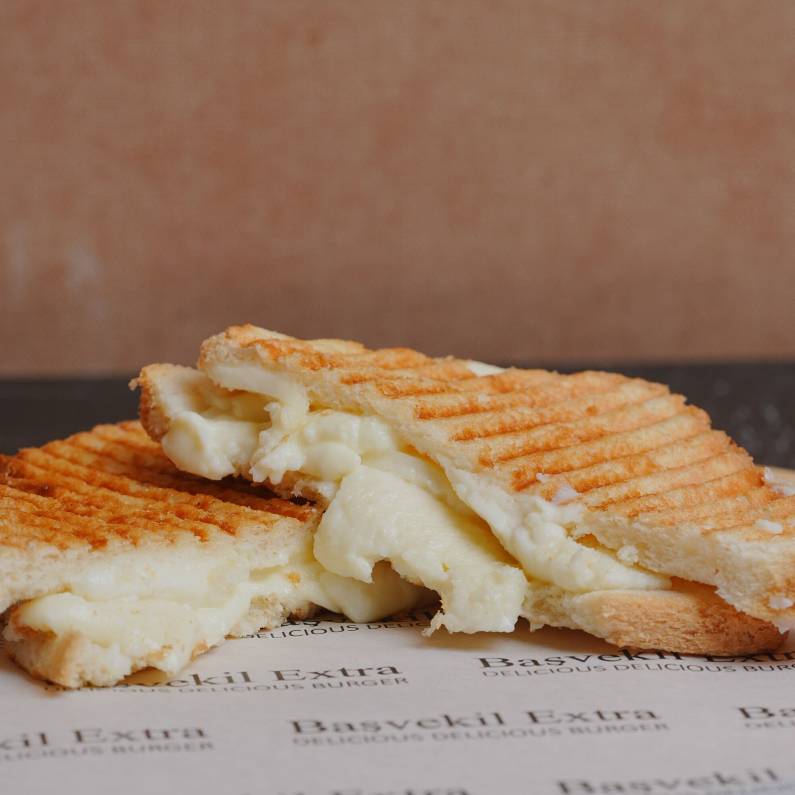 Ayvalık Ekmeğine Beyaz Peynirli Tost