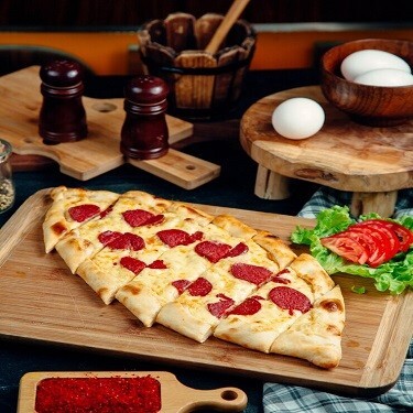 Kaşarlı Sucuklu Pide