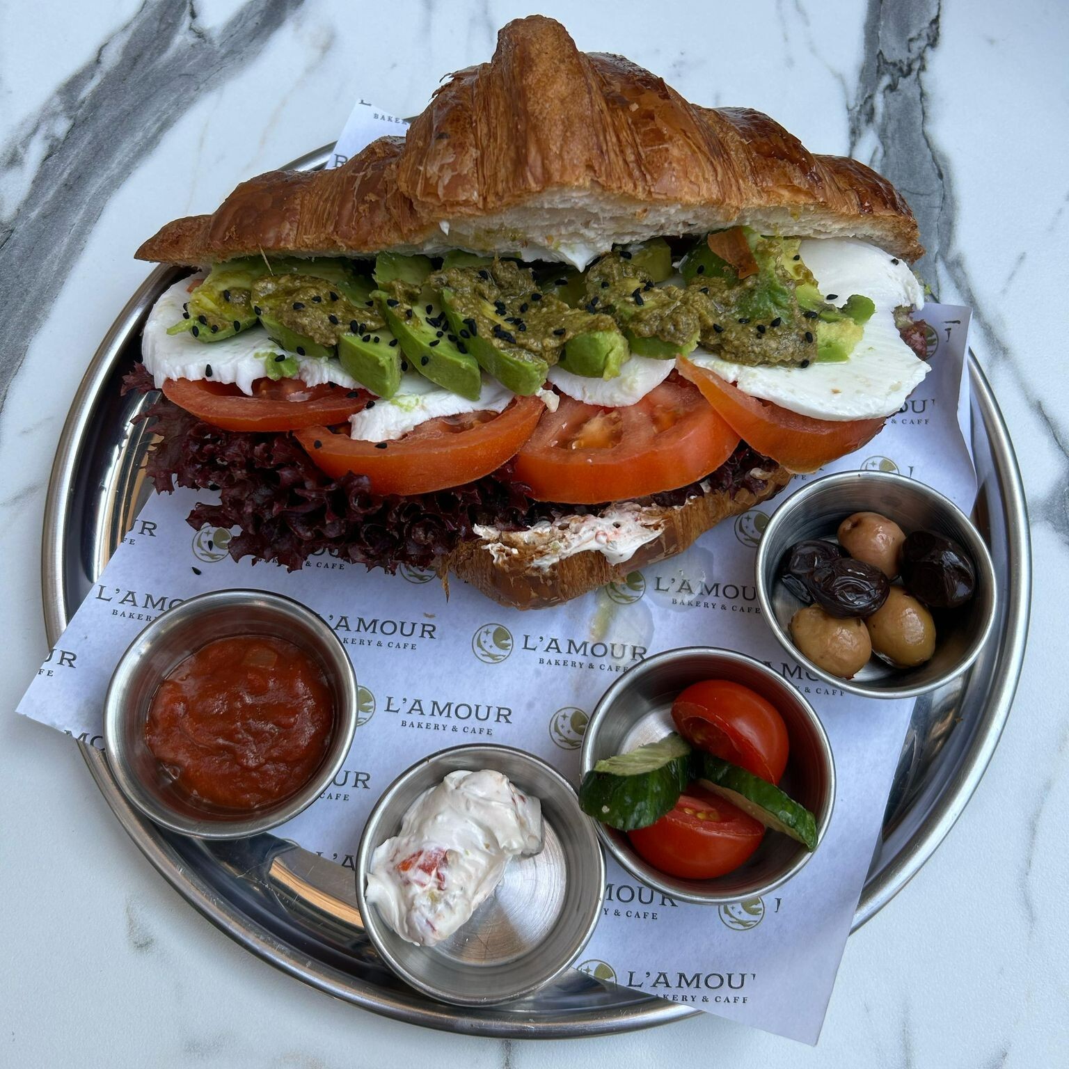 Mozzarella Caprese Kruvasan
