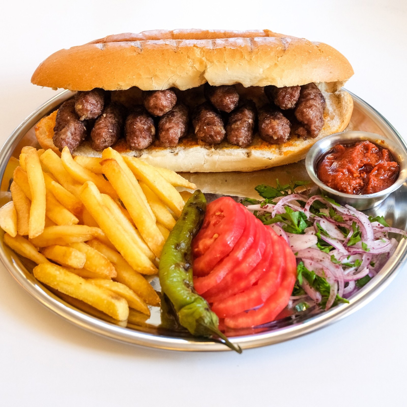 Ekmek Arası İnegöl Köfte (1,5 Porsiyon)