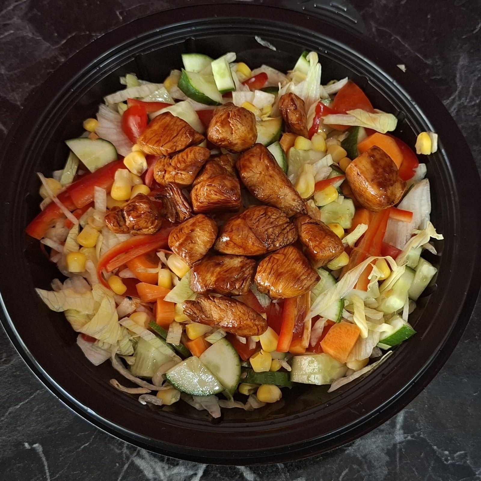 Soya Sosuyla Tavada Kızartılmış Tavuklu Salata