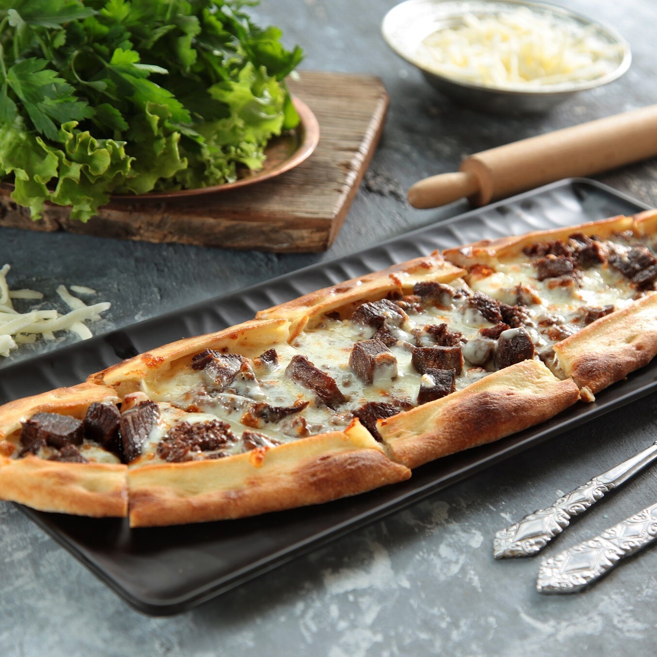Kavurmalı kaşarlı Pide