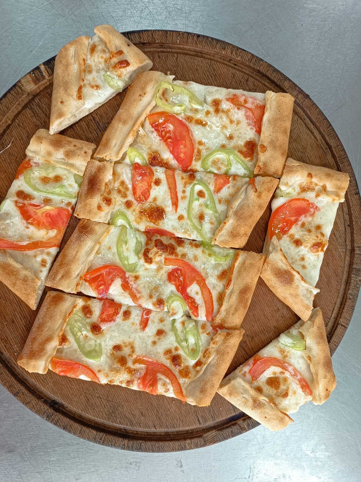 Kaşarlı Domatesli Pide