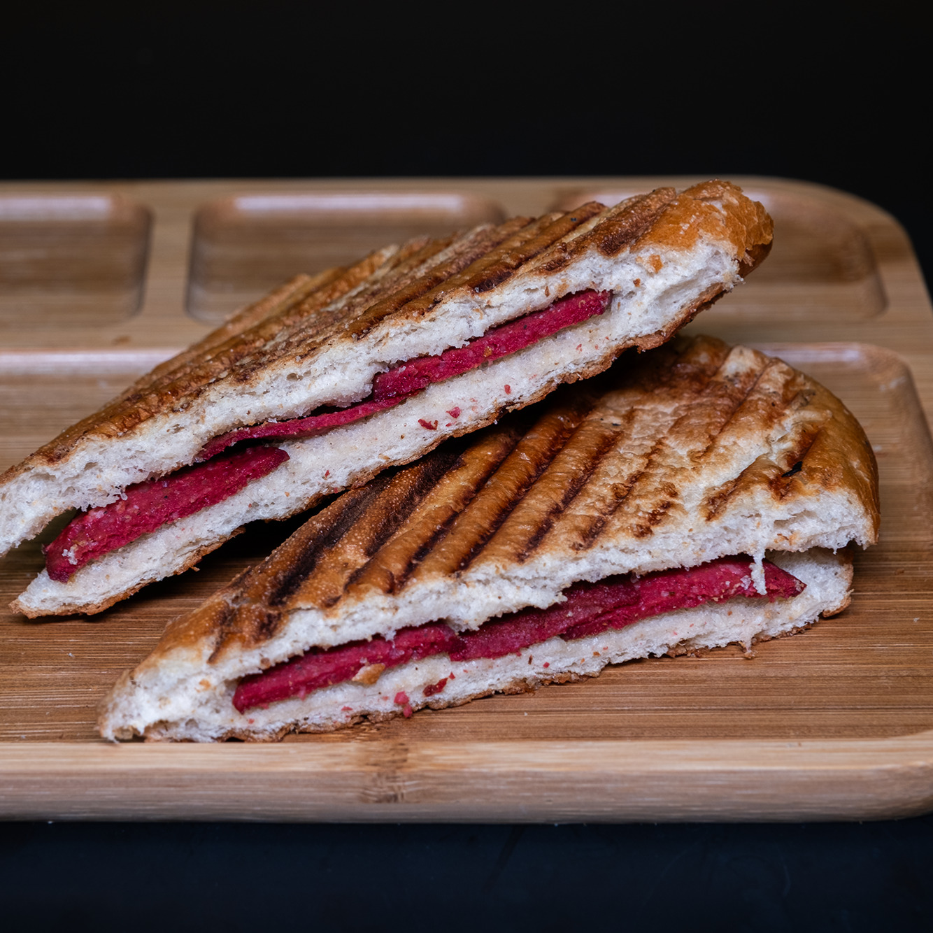 YARIM EKMEK SUCUKLU TOST