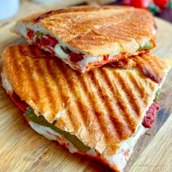 Yarım Ekmek Acukalı Domatesli Sucuklu Tost