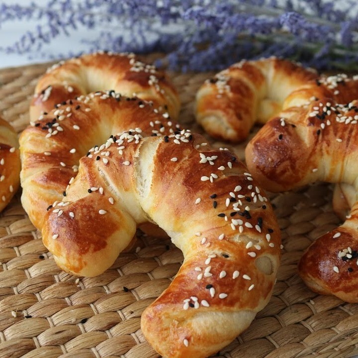 Salçalı Sosisli Ay Çöreği
