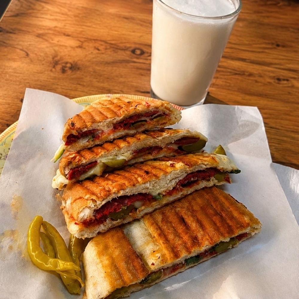 Üç Çeyrek Tost