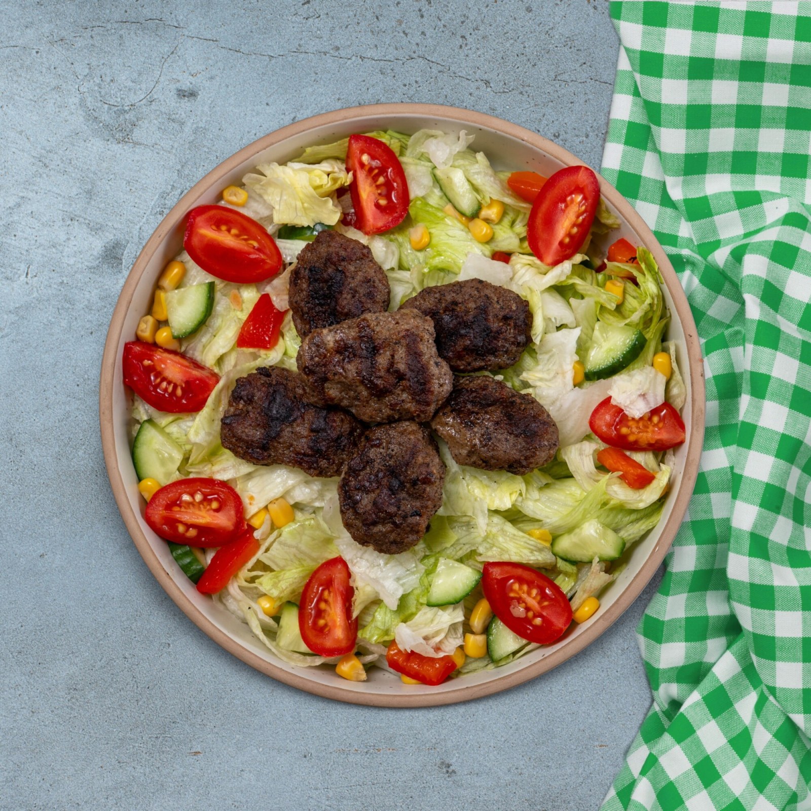 Çeşit Köfteli Salata
