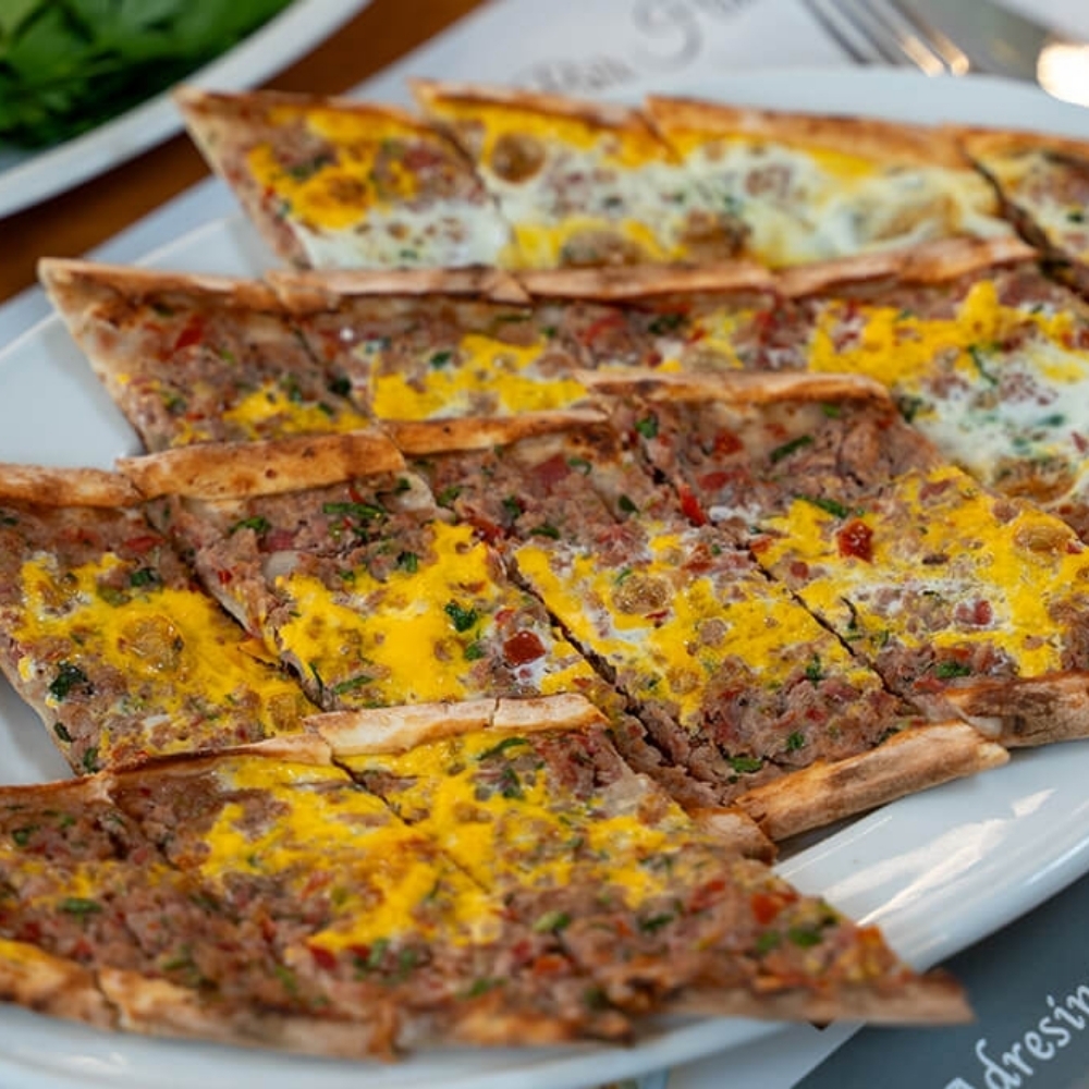 Kıymalı Yumurtalı Pide (1 Porsiyon)