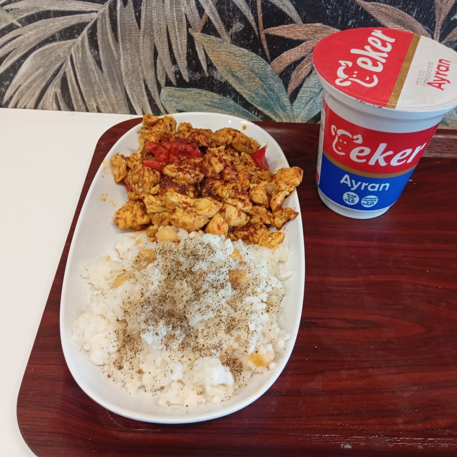 Salçalı Tavuklu Pilav + Ayran (17 cl.)