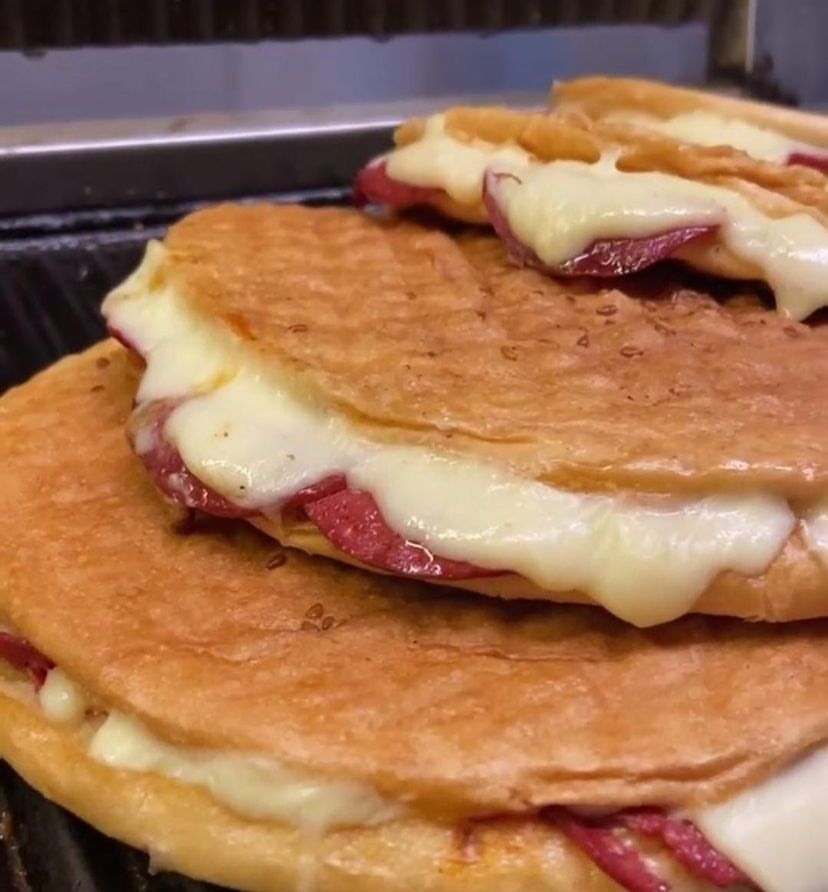 Karışık Tost bol sucuk bol kaşar 130gr özel ekmeğe ev yapımı salça kullanılarak servis edilir