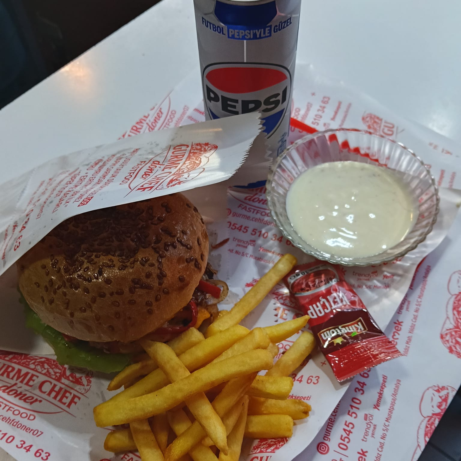 Hamburger Menü Kola Cips
