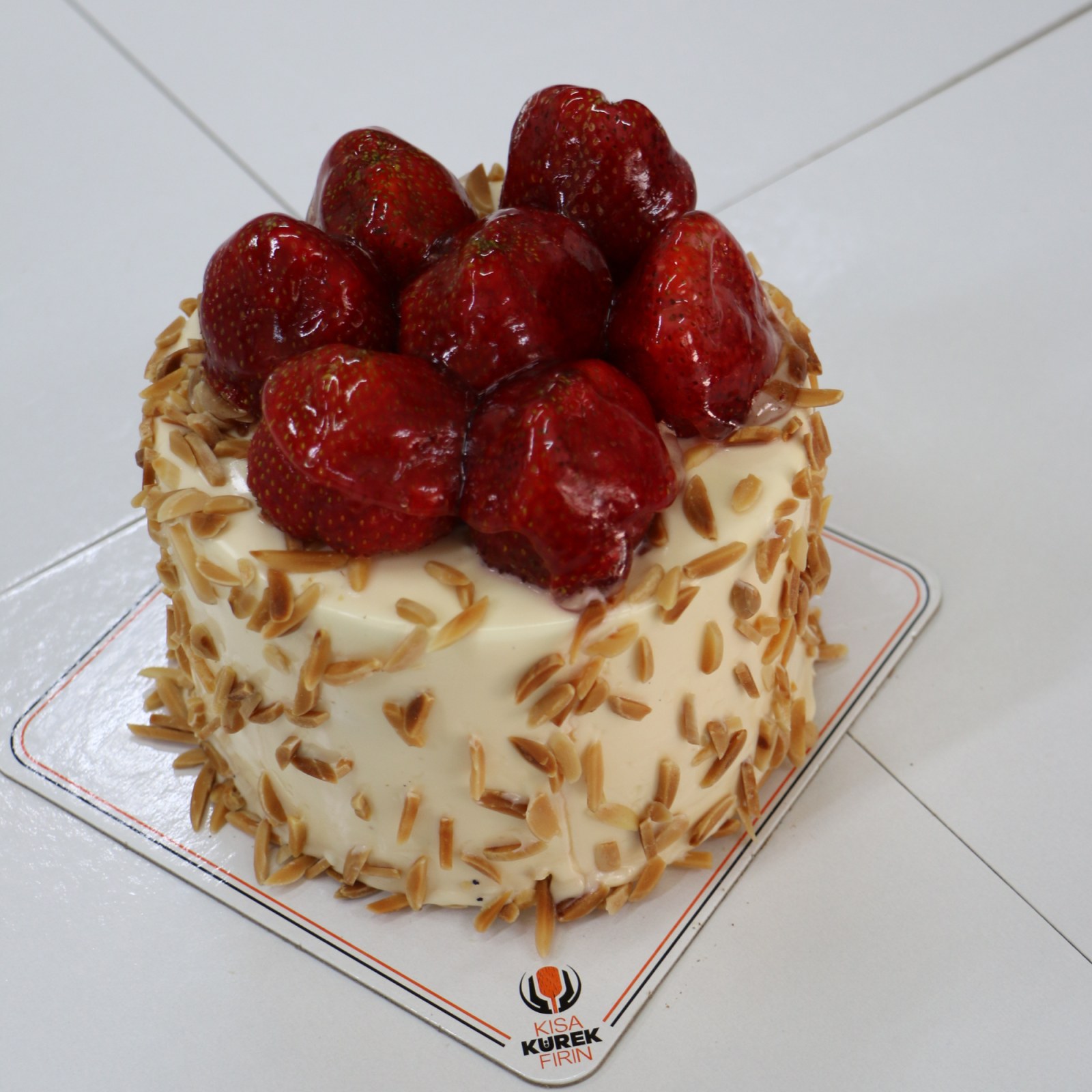 Çilekli Pasta ( 6-8 Kişilik )