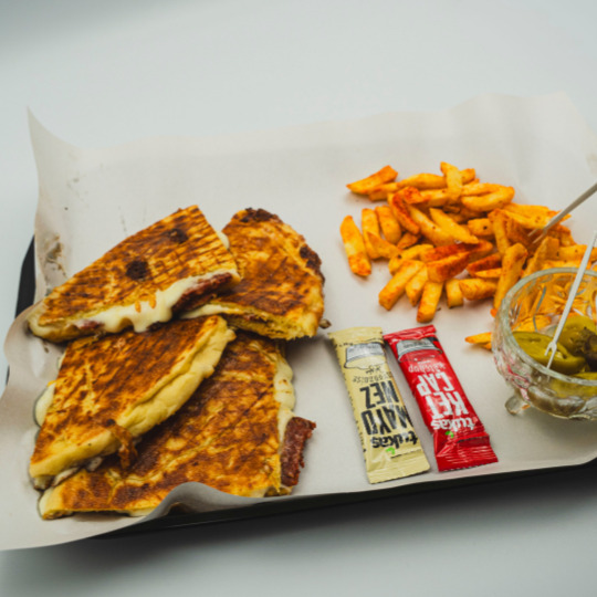 Bazlama Kaşarlı Tost Menü