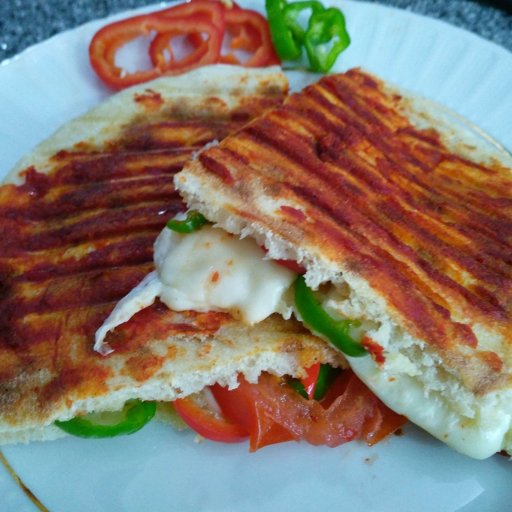 Domatesli Yeşil Biberli Kaşarlı Bazlama Tost