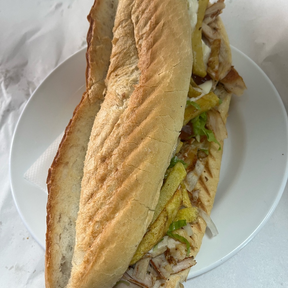 Yarımdan Büyük Somun Ekmek Arası Tavuk Döner