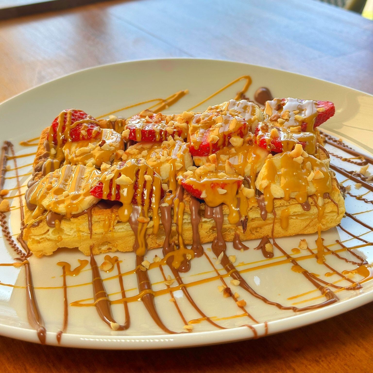 Karamellim & Sütlü Çikolata Muz Çilek Waffle