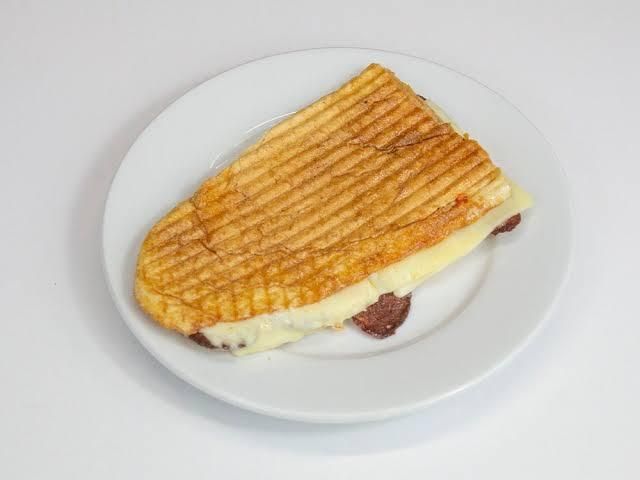 Sucuklu Kaşarlı Tost