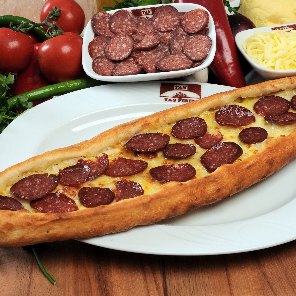 Sucuklu Pide